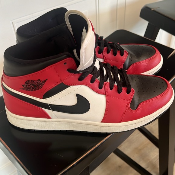 The Jordan 1 Mid Chicago Toe - Picture 2 of 5